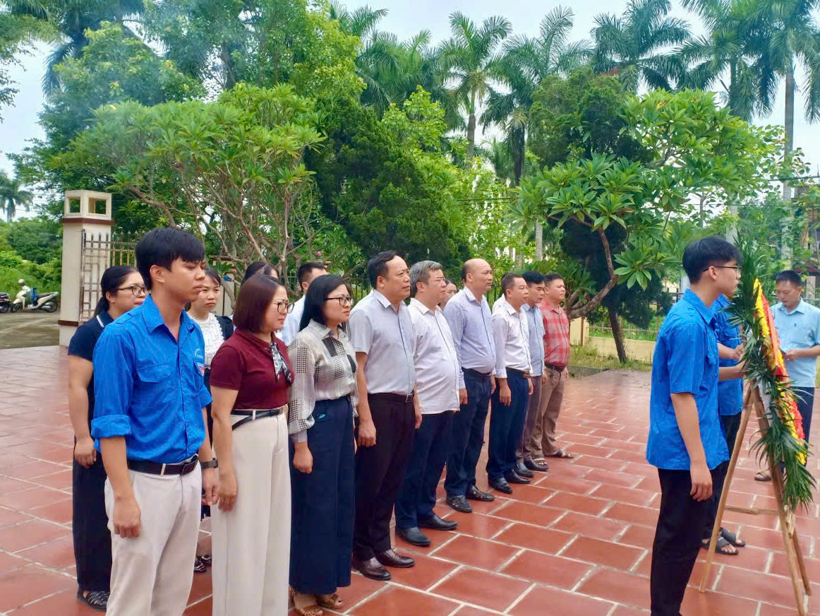   Dâng hương tưởng niệm các Anh hùng liệt sĩ nhân kỷ niệm 79 năm Ngày Thương binh - Liệt sĩ