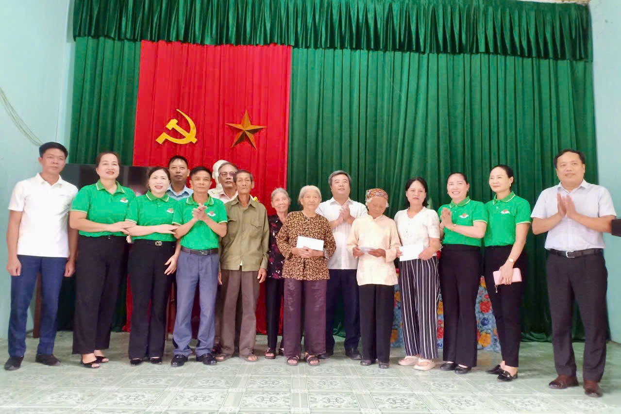   Xã Tân Thuận thăm, tặng quà người có công nhân dịp kỷ niệm 79 năm Ngày Thương binh - Liệt sĩ