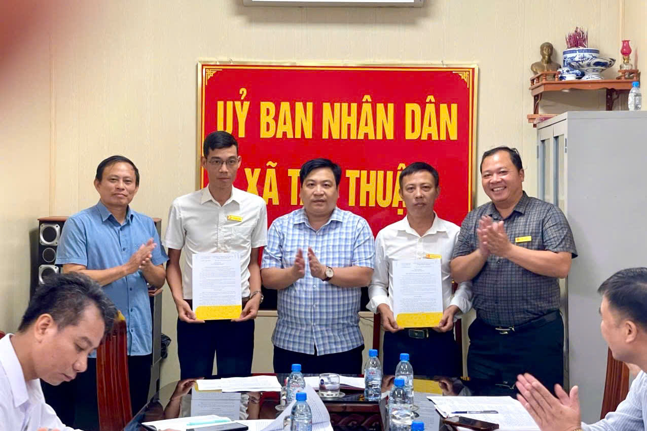   Uỷ ban nhân dân Xã Tân Thuận trao quyết định điều động công chức các phòng chuyên môn