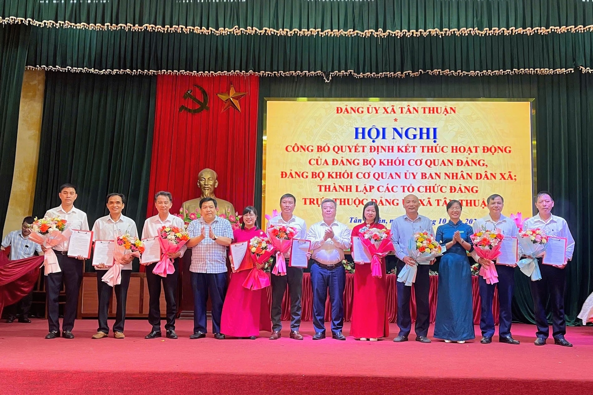 Công bố các quyết định về tổ chức đảng và công tác cán bộ